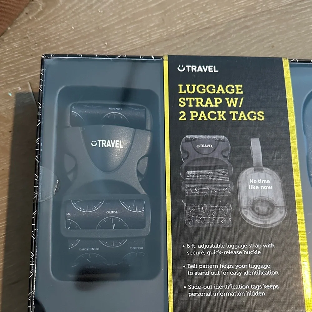 NIB. Travel Luggage Strap with 2 Pack Tags - Black
